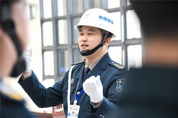 中保恒杰保安服務(wù)公司品質(zhì)部對入駐保安隊員們進行現(xiàn)場培訓(xùn)和實踐指導(dǎo)